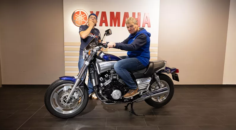 In the heart of Sursee, Hostettler Yamaha Switzerland opens its doors to unveil treasures accumulated over decades: true gems from 70 years of motorcycle history. From the deep red YA 1 of 1955 to the XT 500 Dakar heroes and the legendary R1, Vincent Mentha guides you through a collection that breathes Yamaha's spirit. From the early victories at Mount Fuji to the forthcoming V4, a clear formula emerges: Copy, Improve, Race, Sell. For 70 years, Yamaha has stood for emotion, reliability, and racing as its identity. Take a journey through seven decades of passion and a glimpse into the future.