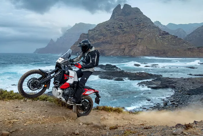 Eletrônica Sensível à Inclinação, Display TFT, Ride-by-Wire – A Yamaha apresenta a renovada Ténéré 700 World Raid para 2026. Veja todas as mudanças em detalhe.