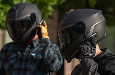 SENA Outrush 2: Klapphelm mit Intercom ab Werk um 349 € SENA Outrush 2: Klapphelm mit Intercom ab Werk um 349 €