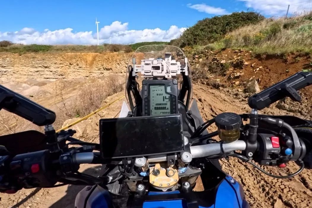 Smartphone je už dávno neodmyslitelnou součástí - i na motocyklu. Peak Design se chce svou inovativní technologií postavit dalším prémiovým výrobcům, jako jsou SP Connect a Quadlock Moto. Otestovali jsme tento systém na motocyklu.