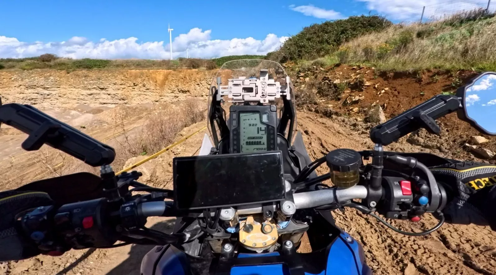 El smartphone se ha convertido en un compañero inseparable, incluso en la moto. Peak Design busca desafiar a otros fabricantes premium como SP Connect y Quadlock Moto con su tecnología innovadora. Hemos puesto a prueba su sistema en un test de motociclismo.