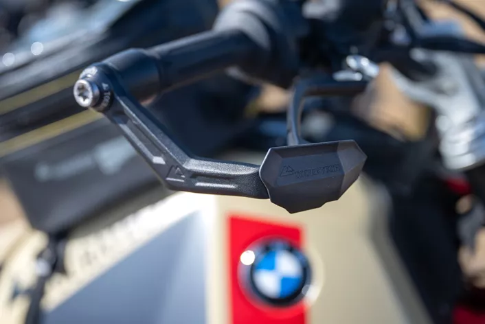 Touratech lansira Defensa Leverguard, posebno razvijen zaštitnik poluga za BMW R 12 G/S. Aluminijska konstrukcija spaja diskretan izgled s maksimalnom zaštitom – idealno za avanture u terenu i svakodnevnu vožnju na cesti.