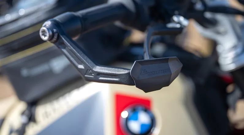 Touratech introduces the Defensa Leverguard, a lever protection system specifically crafted for the BMW R 12 G/S. The aluminum construction blends subtle aesthetics with optimal protection, perfect for both off-road adventures and everyday street use.