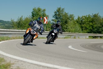 KTM 890 SMT vs. 1290 Super Duke GT im Test