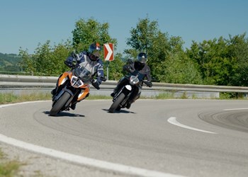 KTM 890 SMT vs. 1290 Super Duke GT im Test