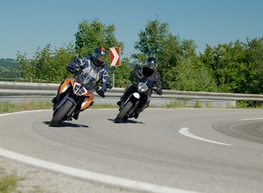 KTM 890 SMT vs. 1290 Super Duke GT im Test