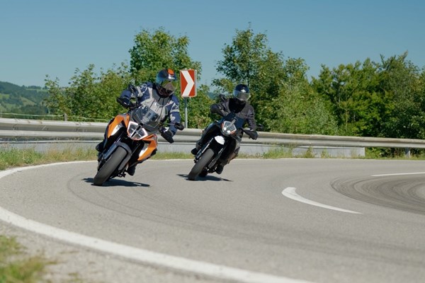 KTM 890 SMT vs. 1290 Super Duke GT im Test