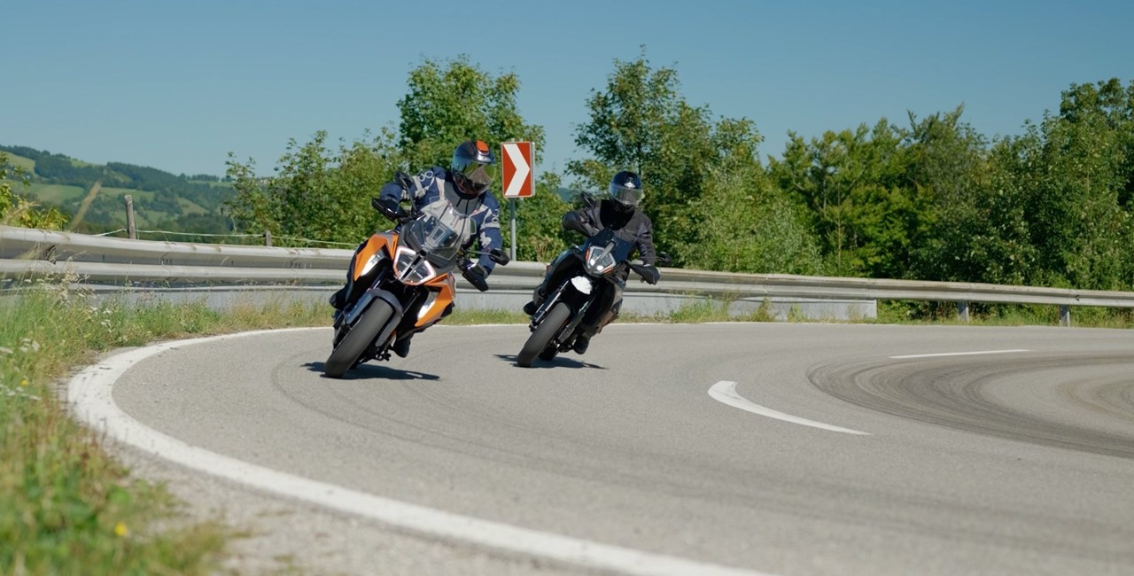 KTM 890 SMT vs. 1290 Super Duke GT im Test