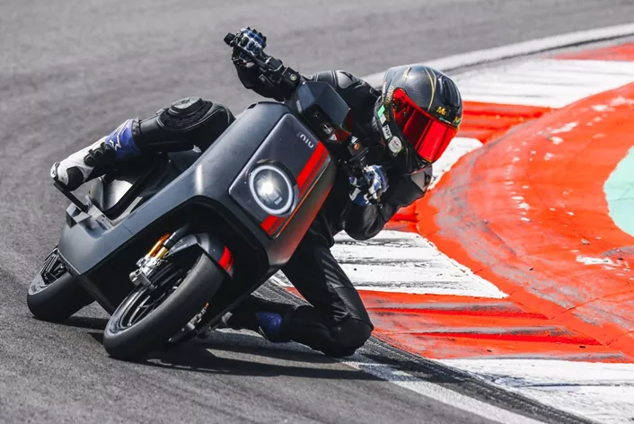 NIU, EICMA 2025'te 2026 Elektrikli Serisini yenilenmiş modeller, yeni FQiX tasarım platformu ve XQi ailesinin Offroad genişlemesi ile tanıtıyor.