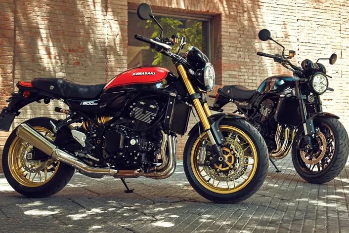 Kawasaki Z900RS 2026 přichází, aby pokračovala v odkazu legendární Z1 s novými technickými vylepšeními a nadčasovým designem – retro se setkává s moderním výkonem.
