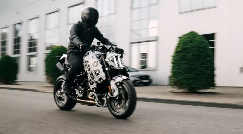 BRABUS and KTM continue their collaboration. Based on the new KTM 1390 Super Duke R EVO, the BRABUS 1400 R SIGNATURE EDITION emerges—an exclusive power roadster with a distinctive design.