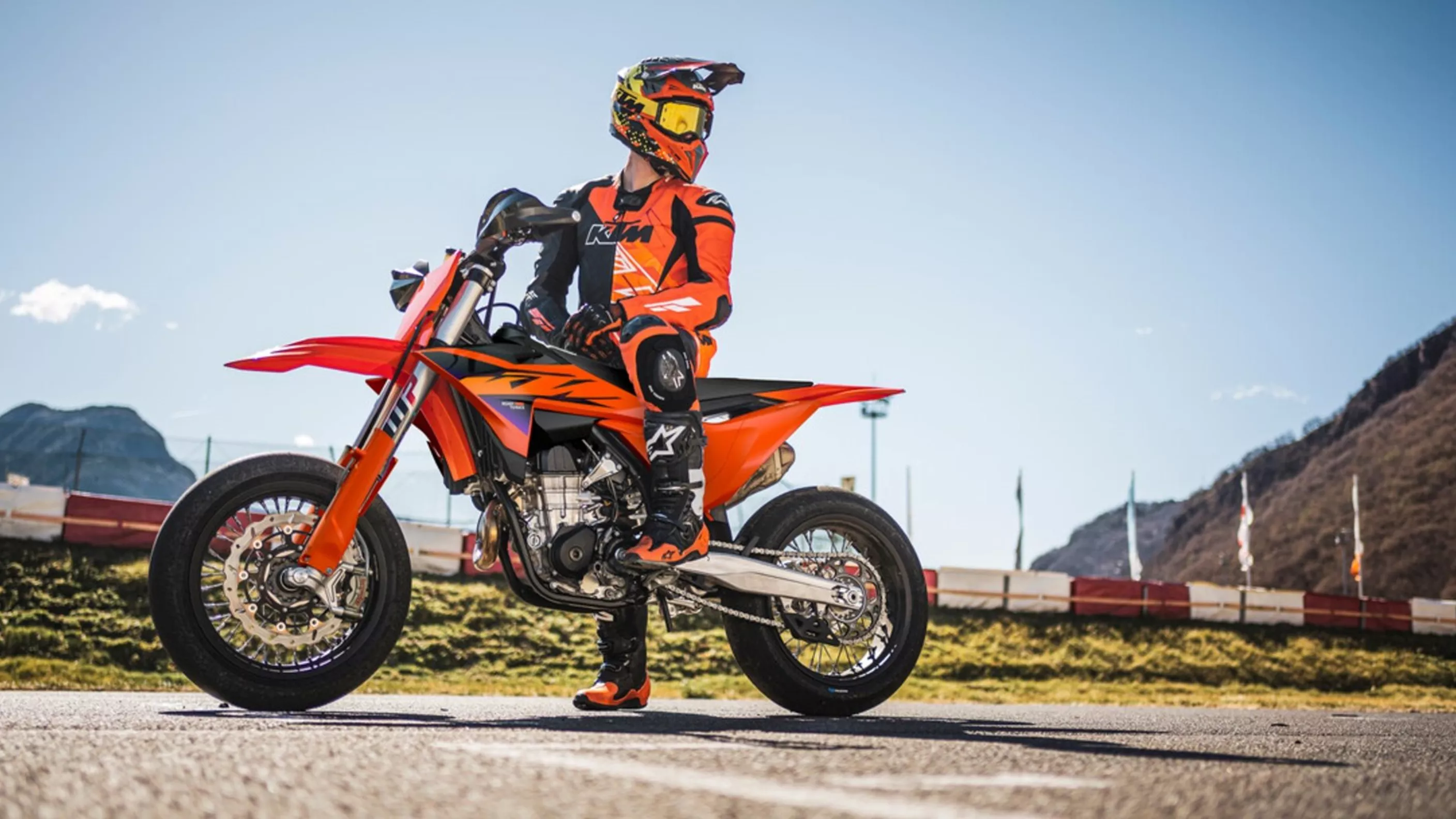 KTM 450 SMR 2026: Supermoto Eliti için Son Rötuşlar KTM 450 SMR 2026: Supermoto Eliti için Son Rötuşlar
