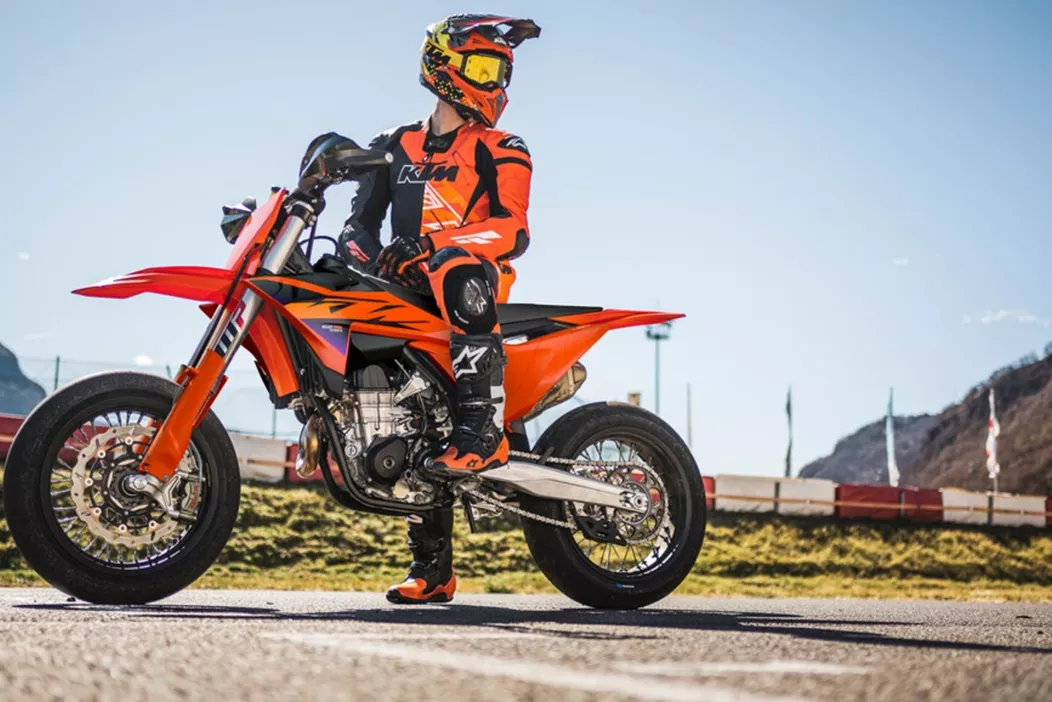 KTM 450 SMR 2026 wprowadza specyficzne aktualizacje techniczne oraz nowy design na tor Supermoto, pozostając bezkompromisowo skoncentrowana na wydajności.