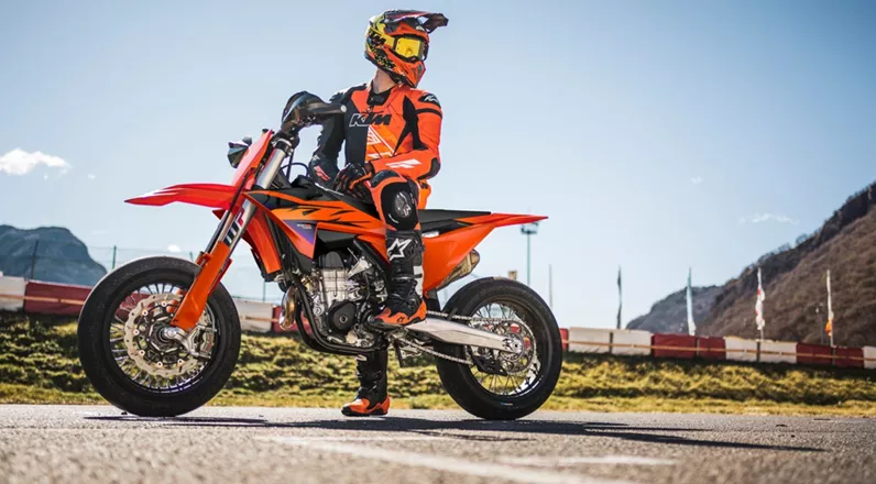 A KTM 450 SMR 2026 chega às pistas de Supermoto com atualizações técnicas precisas e um novo design, mantendo-se firmemente focada no desempenho sem compromissos.
