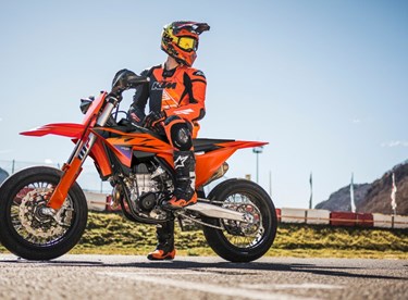 KTM 450 SMR 2026: Feinschliff für die Supermoto-Elite KTM 450 SMR 2026: Feinschliff für die Supermoto-Elite