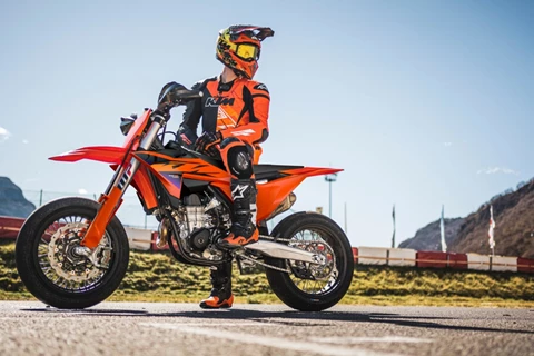 KTM 450 SMR 2026: Feinschliff für die Supermoto-Elite KTM 450 SMR 2026: Feinschliff für die Supermoto-Elite