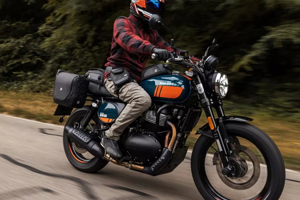 Mit dem neuen V-LOC System stellt SW-MOTECH auf der EICMA 2025 eine innovative Lösung für Seitentaschen vor. Das magnetisch-mechanische System ermöglicht einfaches Anbringen mit nur einer Hand - sicher, intuitiv und formschön. Ein neues Kapitel im Motorrad-Gepäcktransport beginnt.