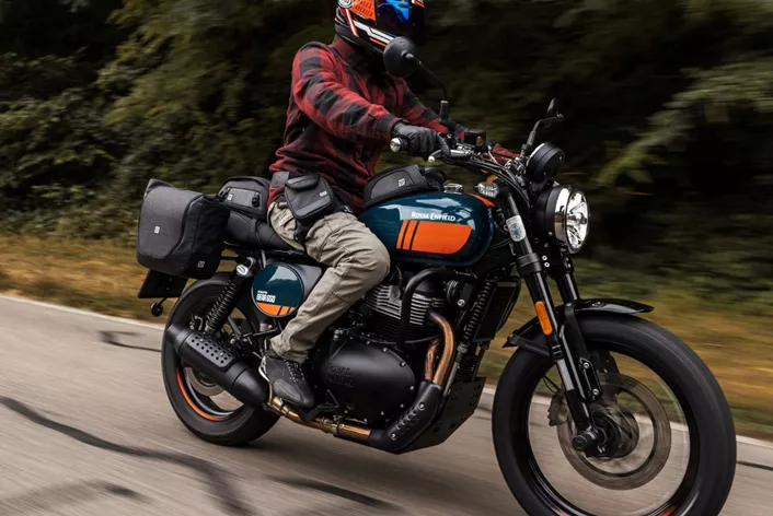 SW-MOTECH, EICMA 2025'te yeni V-LOC Sistemi ile yan çantalar için yenilikçi bir çözüm sunuyor. Manyetik-mekanik sistem, tek elle kolayca monte edilebiliyor - güvenli, sezgisel ve şık. Motosiklet bagaj taşımacılığında yeni bir dönem başlıyor.