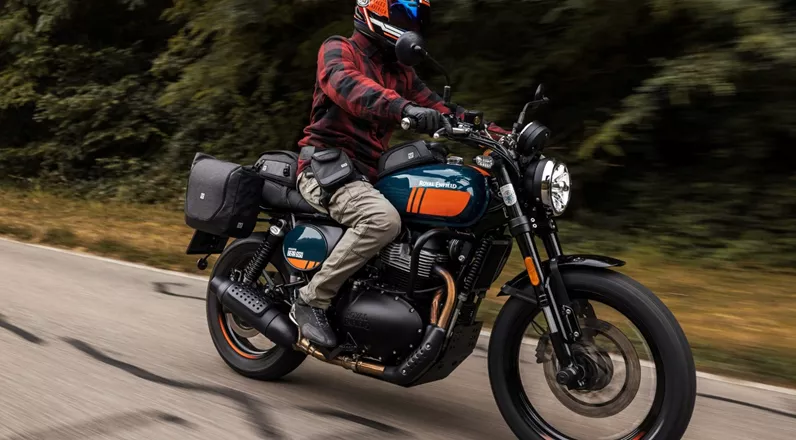 Lors de l'EICMA 2025, SW-MOTECH dévoile son nouveau système V-LOC, une solution innovante pour sacoches latérales. Ce système magnéto-mécanique permet une fixation facile d'une seule main - sûre, intuitive et élégante. Une nouvelle page s'écrit dans le transport de bagages pour motocyclettes.