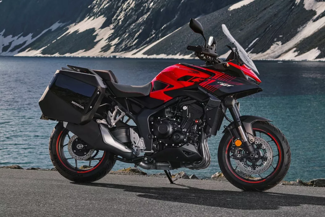 Die Honda CB1000GT 2026 verbindet den Vierzylinder der Hornet mit tourentauglicher Ausstattung, viel Elektronik und praxisgerechtem Komfort für lange Etappen.