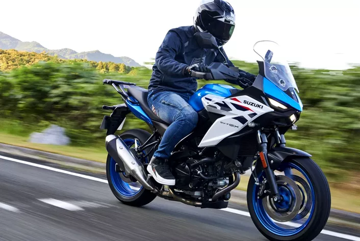 So Suzuki SV-7GX 2026 japonský výrobca rozširuje svoju strednú triedu o všestranný Crossover motocykel. Na základe legendárneho SV-V2 má spojiť agilitu, komfort a modernú technológiu.