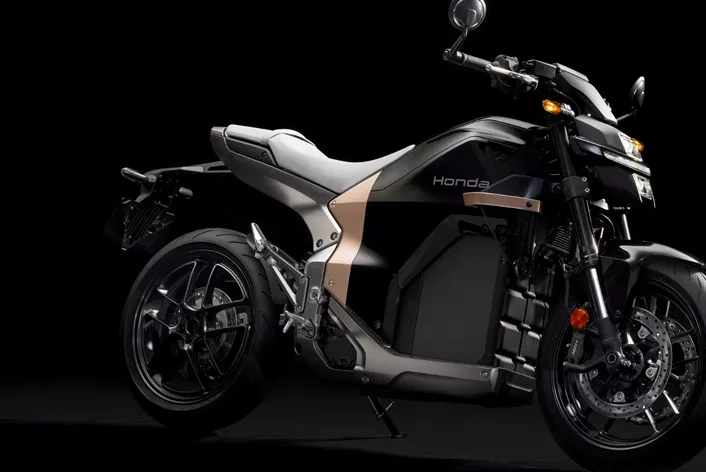 Met de WN7 betreedt Honda de markt van volledig capabele elektrische motoren (A1 & A2). Deze nieuwe roadster combineert topklasse E-technologie, vertrouwde ergonomie en een uitgebreid elektronisch pakket.