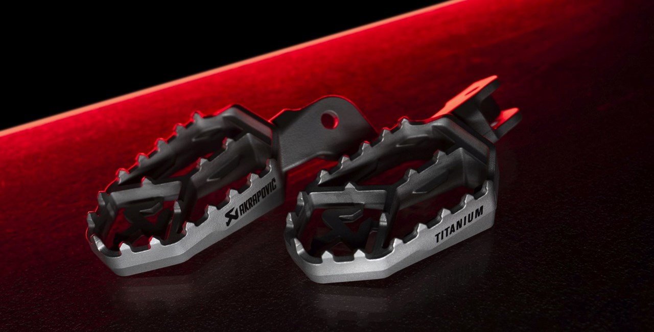 Akrapovič Adventure Footpeg Set Titanium für Reiseenduros