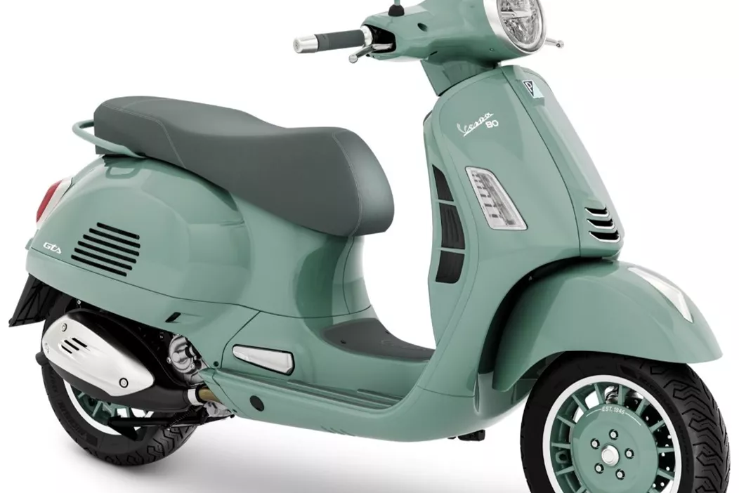 Vespa feiert 80 Jahre Designgeschichte mit der Sonderedition Vespa 80th. Primavera und GTS verbinden ikonische Linien mit modernen Details.