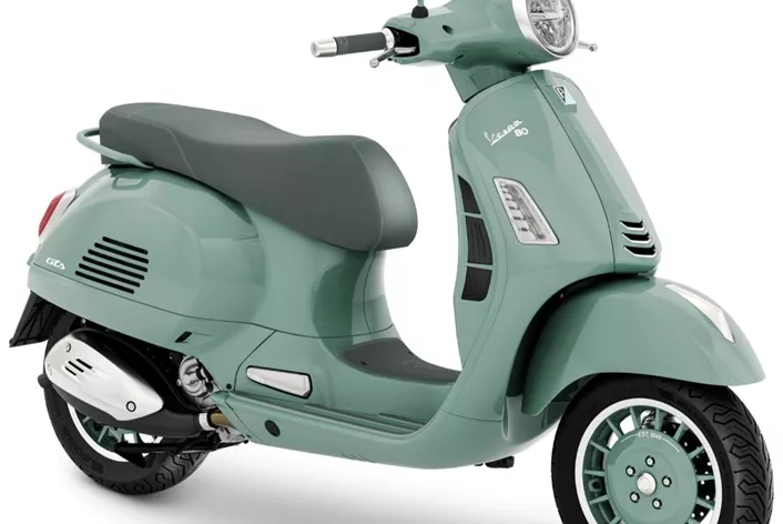 Vespa, 80 yıllık tasarım tarihini Vespa 80. Yıl Özel Serisi ile kutluyor. Primavera ve GTS, ikonik çizgileri modern detaylarla birleştiriyor.