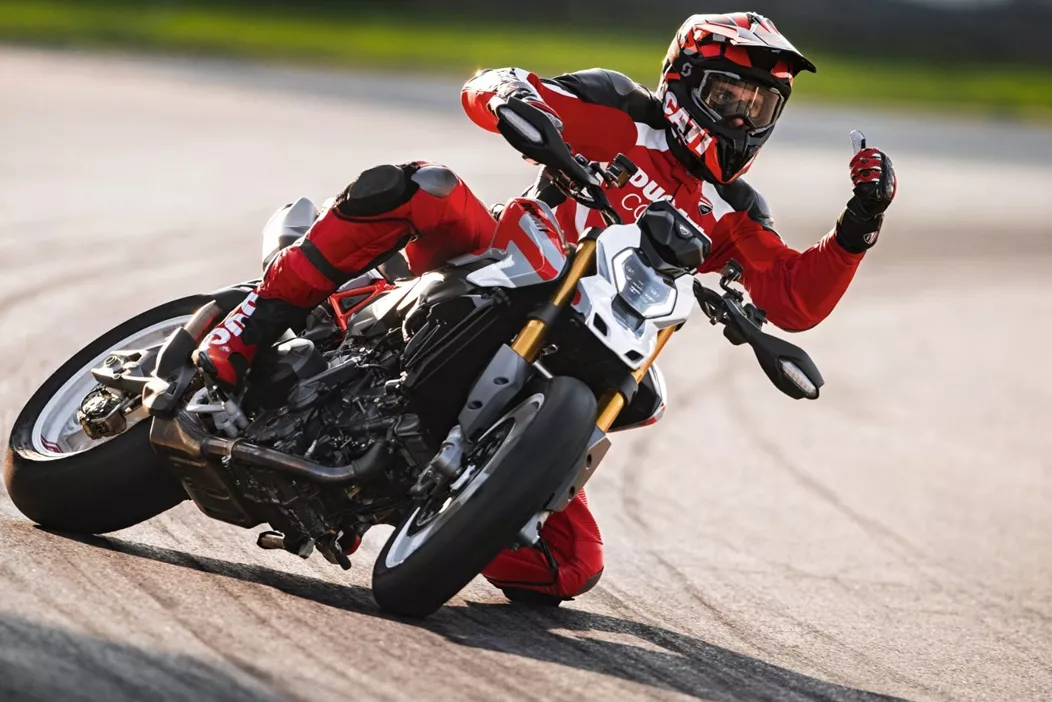 Dvajset let po prvi Hyper Ducati predstavlja novo Hypermotard V2 – lažja, bolj kompaktna, z novim V2 motorjem in obsežno elektroniko.