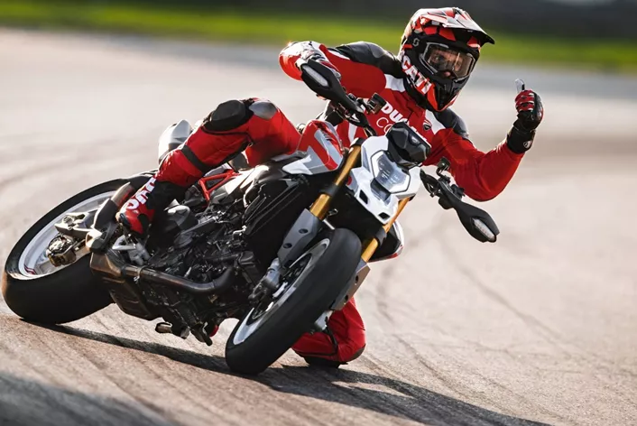 Dvajset let po prvi Hyper Ducati predstavlja novo Hypermotard V2 – lažja, bolj kompaktna, z novim V2 motorjem in obsežno elektroniko.