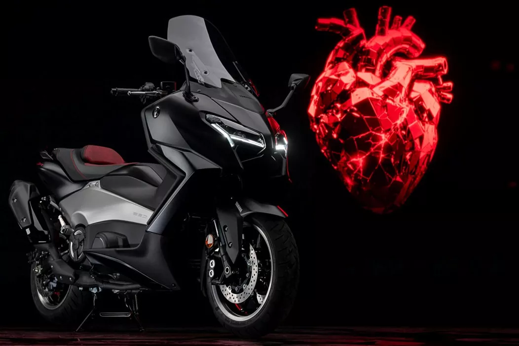 Zum 25-jährigen Bestehen des TMAX präsentiert Yamaha eine exklusive Sonderedition mit edlem Black MAX Design und roten Akzenten – ein Tribut an den ersten Sportroller der Welt.