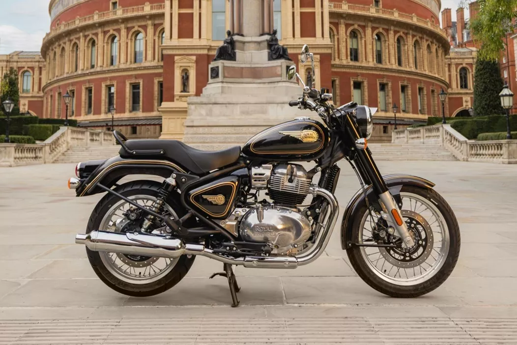 Die Royal Enfield Bullet 650 markiert den nächsten Schritt der Kultreihe. Mit Zweizylinder-Motor und vertrauter Silhouette bleibt sie ihrer Linie treu.