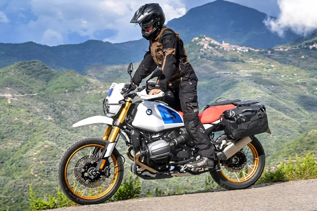 Auf der EICMA 2025 präsentiert Hepco & Becker drei Produktneuheiten: die CEROS Side Bag, das XCORE TC40 Topcase und neue Lenkererhöhungen für über 300 Modelle. Damit erweitert der deutsche Zubehörspezialist sein Sortiment um robuste, funktionale Lösungen für Abenteuerfahrer und Tourenliebhaber.
