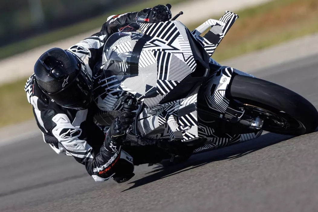 Mit dem SR-RR V4 Prototype präsentiert CFMOTO eine kompromisslose Supersport-Studie. Der V4 mit über 210 PS soll die Messlatte für künftige Serienmodelle legen.