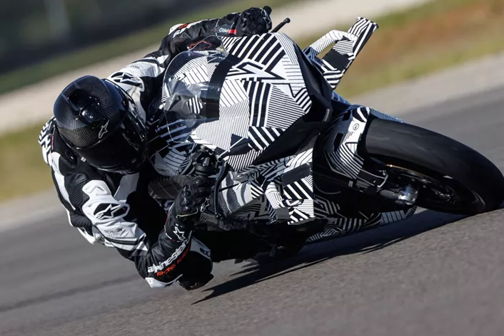 CFMOTO, SR-RR V4 Prototipi ile ödünsüz bir süpersport çalışması sunuyor. V4, 210 beygir gücünü aşarak gelecekteki seri modeller için çıtayı belirlemeyi hedefliyor.