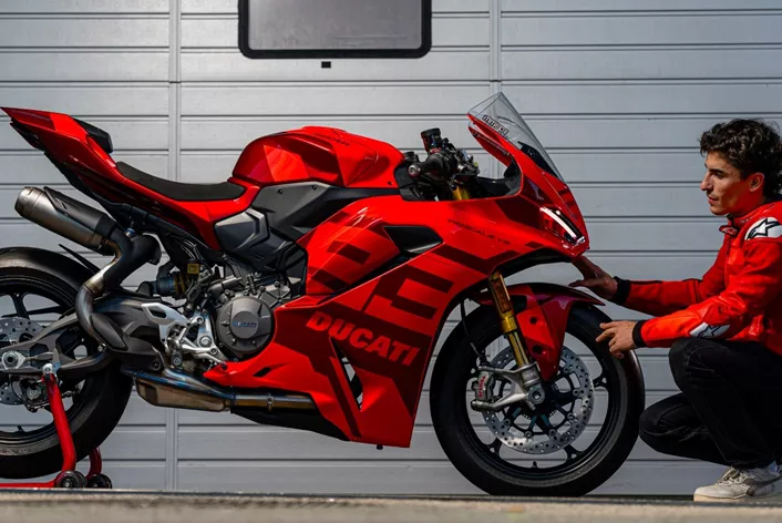 Ducati predstavlja Panigale V2 MM93 in FB63 – dve oštevilčeni posebni izdaji, navdihnjeni z Marc Márquezom in Pecco Bagnaią.
