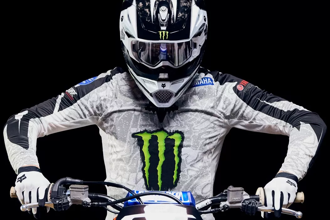 Fox Racing hat die Verpflichtung von Haiden Deegan bekanntgegeben. Der aufstrebende US-Motocross-Star soll künftig nicht nur auf der Strecke, sondern auch im Lifestyle-Bereich für frischen Schwung sorgen.