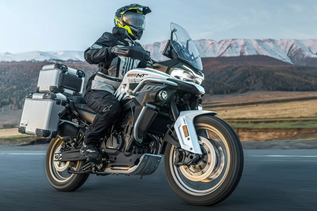 A CFMOTO kiegészíti a népszerű 800MT sorozatát az új 800MT-ES modellel, amely elektronikus vezérlésű futóművel és kifinomultabb felszereltséggel érkezik.