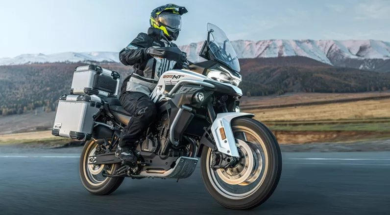 CFMOTO enrichit sa populaire gamme 800MT avec la nouvelle 800MT-ES dotée d'une suspension à réglage électronique et d'un équipement affiné.