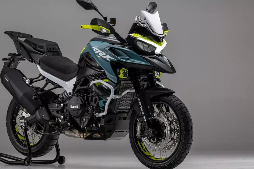 Benelli présente la TRK 902 Xplorer, une enduro de voyage tout équipée conçue pour les motards exigeants qui apprécient la technologie, le confort et les capacités tout-terrain.
