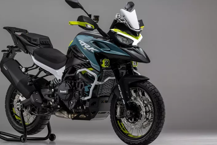 Benelli wprowadza TRK 902 Xplorer, w pełni wyposażony motocykl turystyczny dla wymagających motocyklistów, którzy cenią sobie technologię, komfort i możliwości terenowe.