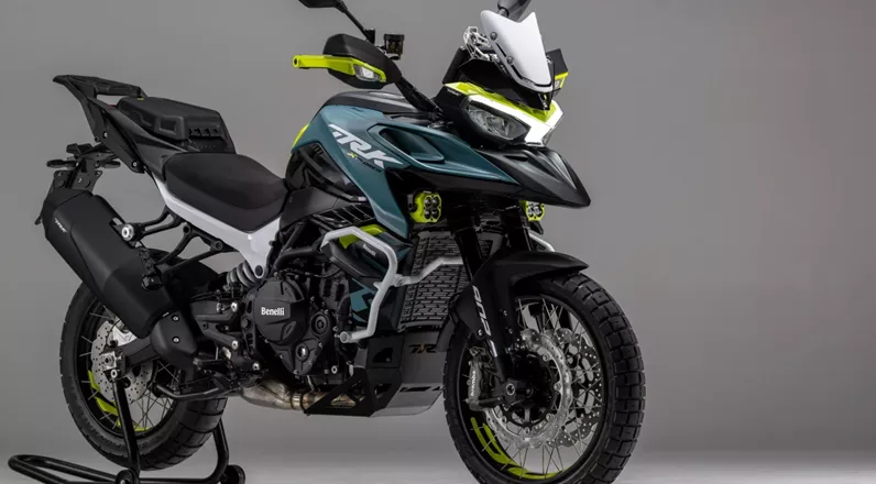 Benelli présente la TRK 902 Xplorer, une enduro de voyage tout équipée conçue pour les motards exigeants qui apprécient la technologie, le confort et les capacités tout-terrain.
