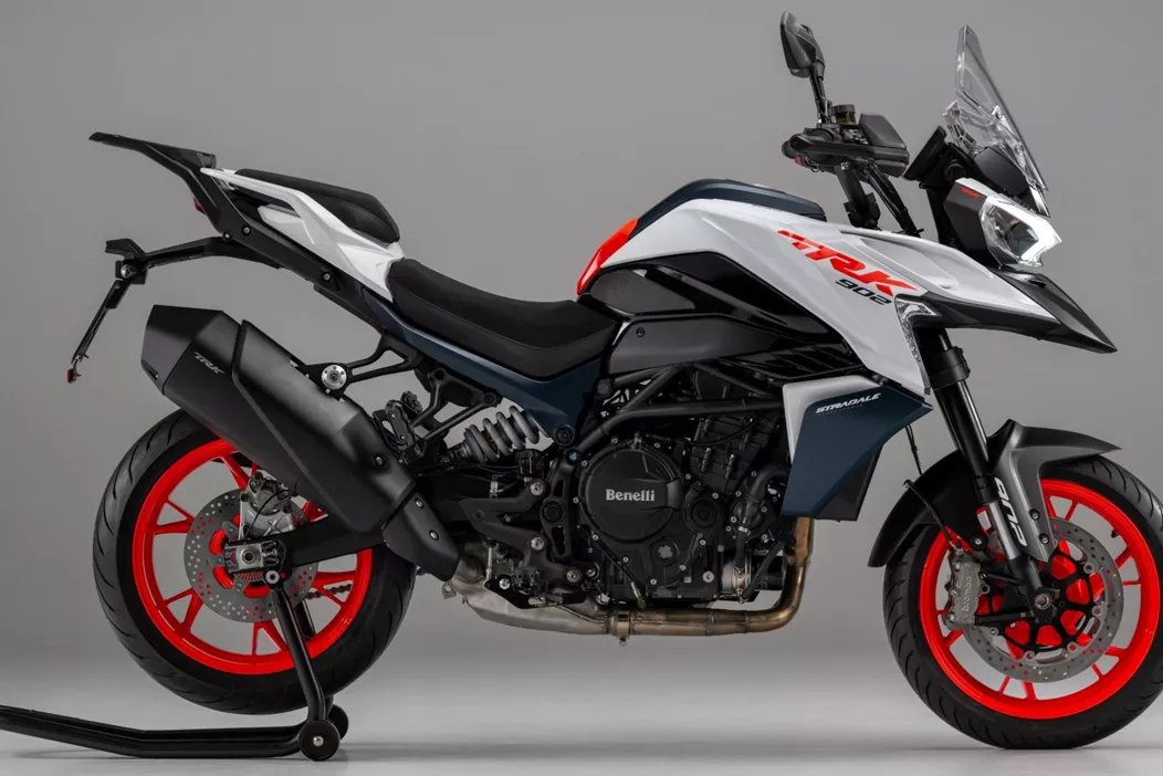 Mit der TRK 902 Stradale bringt Benelli 2026 eine straßenorientierte Variante der Xplorer. Der Reisetourer teilt sich Motor und Rahmen, zielt aber klar auf Langstreckenfahrer ab.