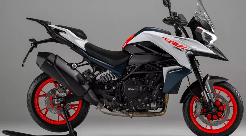 With the TRK 902 Stradale, Benelli is launching a road-focused version of the Xplorer in 2026. Sharing the engine and frame, this touring bike is geared towards long-distance riders.