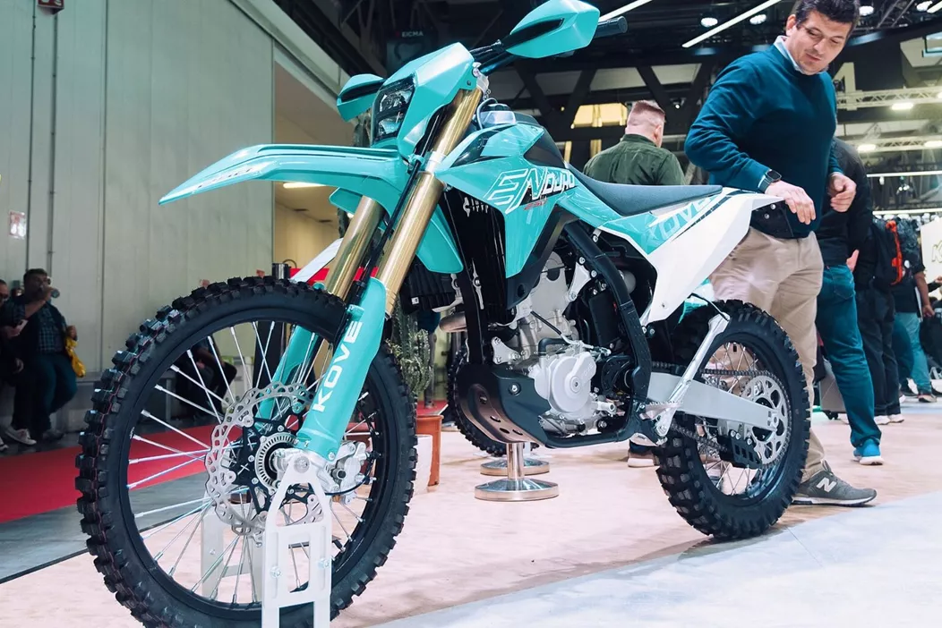 Com a nova KOVE MX450 Enduro, o fabricante chinês apresenta uma moto off-road de 450cc, que supostamente baseia-se nas experiências do Rally Dakar e é direcionada para pilotos esportivamente ambiciosos.
