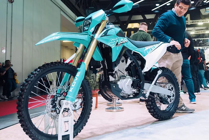 Yeni KOVE MX450 Enduro ile Çinli üretici, Dakar Rallisi'ndeki deneyimlere dayanan ve sportif yetenekli sürücüler için tasarlanmış bir 450 Offroad motosikletini sunuyor.