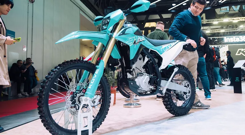 Con la nueva KOVE MX450 Enduro, el fabricante chino lanza una moto offroad de 450 cc que se basa en la experiencia del Rally Dakar y está dirigida a pilotos con ambiciones deportivas.