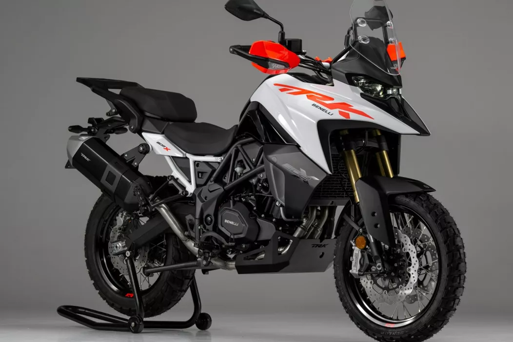 A Benelli apresenta a TRK 602 X, sucessora da bem-sucedida TRK 502. O novo motor bicilíndrico de 554 cc promete mais torque, design moderno e um conjunto completo de equipamentos.