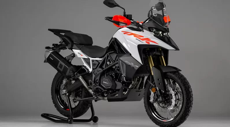 Benelli predstavlja TRK 602 X, naslednicu uspešnog modela TRK 502. Novi 554-ccm dvocilindraš obećava više obrtnog momenta, moderan dizajn i kompletnu opremu.